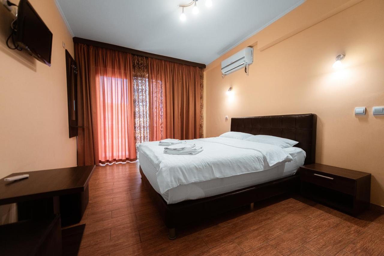 Hotel Casa Soarelui à Două Mai Extérieur photo