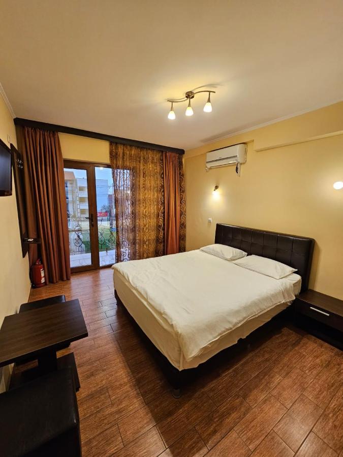 Hotel Casa Soarelui à Două Mai Extérieur photo